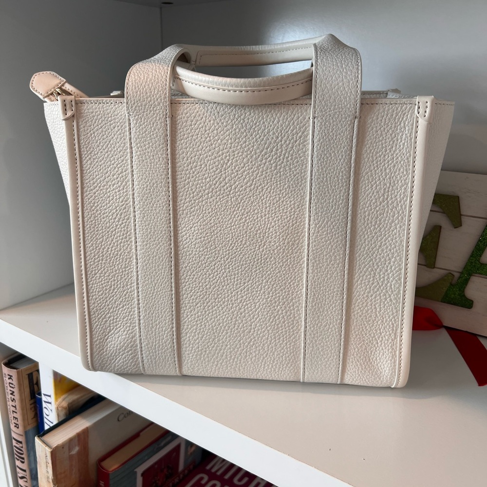 Kate Spade White Leather Snoopy Tote with Black Graphic - Picture 2 of 9